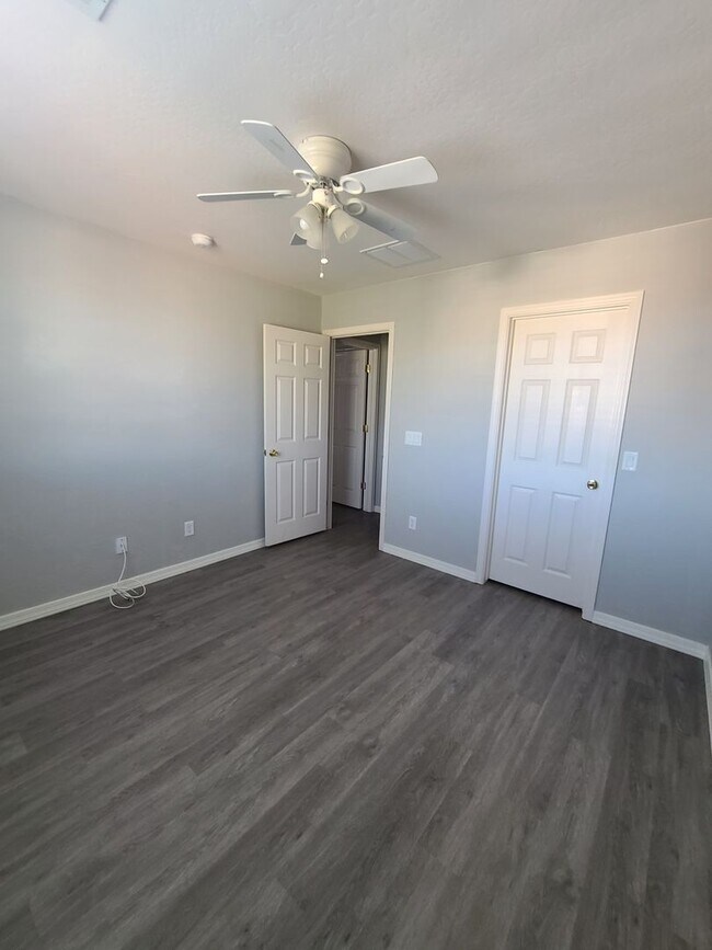 Building Photo - 5 Bedroom, 3 Bath Home in Secluded Neighbo...