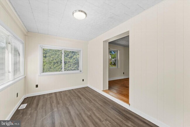 Building Photo - 9 N Greenbrier St