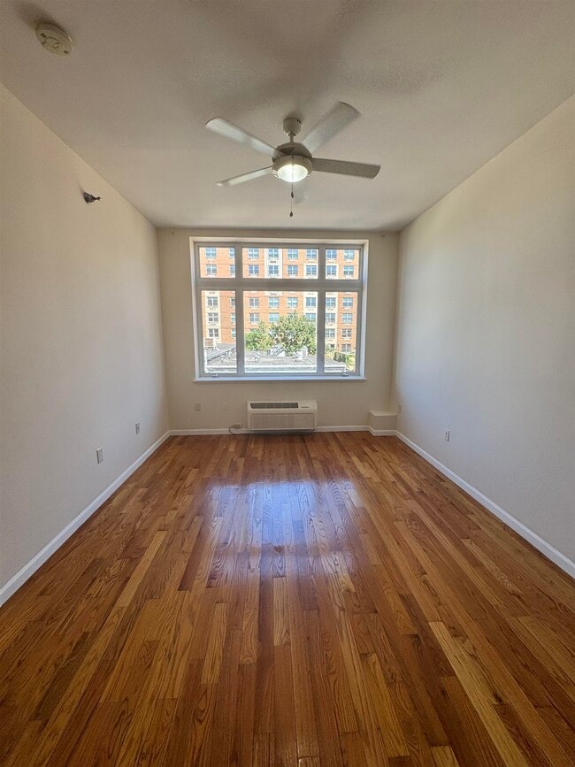 Building Photo - 123 43rd St