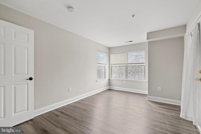 Building Photo - 6520 Lake Park Dr