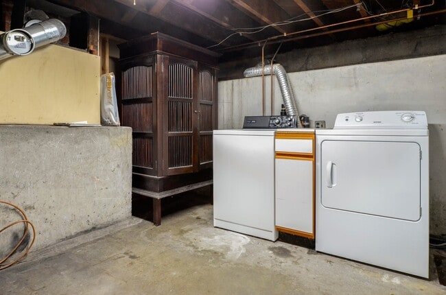 Building Photo - Classic single story house with furnished basement. Near Interurban trails and Jackson Golf course.