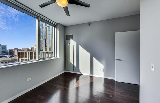 Building Photo - 123 S Green St