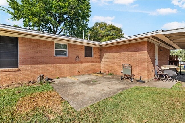 Building Photo - 209 Helena St