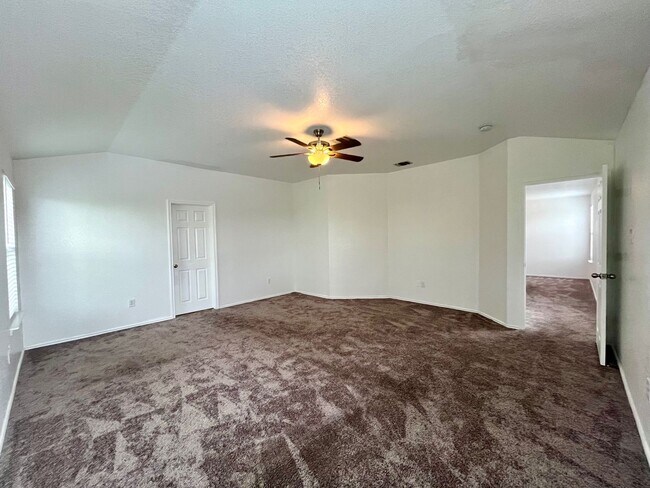 Building Photo - Large 4 bedroom/2.5 bath conveniently located to Lackland AFB! Move-in Ready!