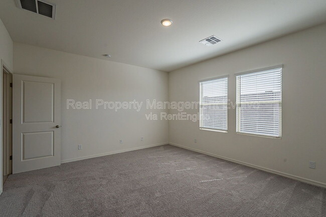 Building Photo - 6450 W Magdalena Ln