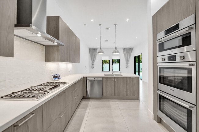Building Photo - 5939 Brookfield Cir W