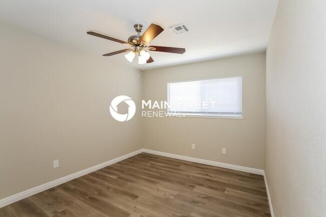 Building Photo - 4 Bedroom Pet-Friendly Home in North Las Vegas, NV with Main Street Renewal
