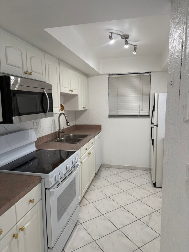 Building Photo - 895 N Village Dr