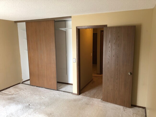 Building Photo - 5697 Green Circle Dr