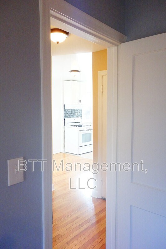Building Photo - 907 Hudson Ave