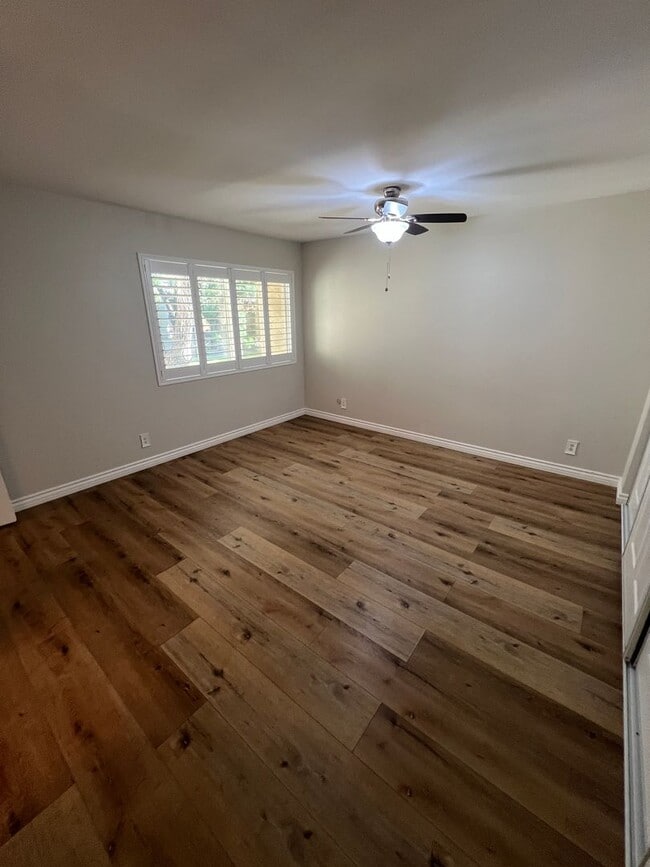 Building Photo - Lovely West Side Ventura Condo