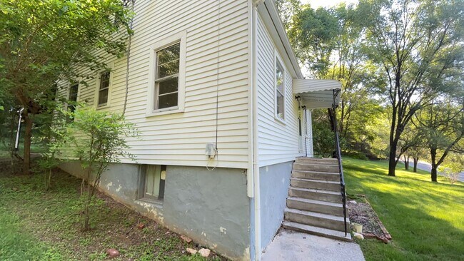 Building Photo - Spacious 2 Bedroom/1 Bath Home