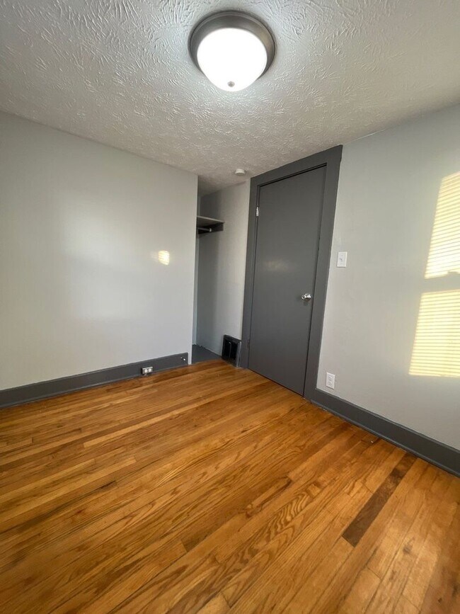 Building Photo - Conveniently located 2-bedroom, 1-bathroom...