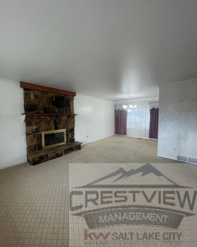 Building Photo - Charming East Sandy Home in a Prime Location