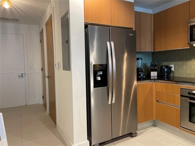 Building Photo - 1060 Brickell Ave