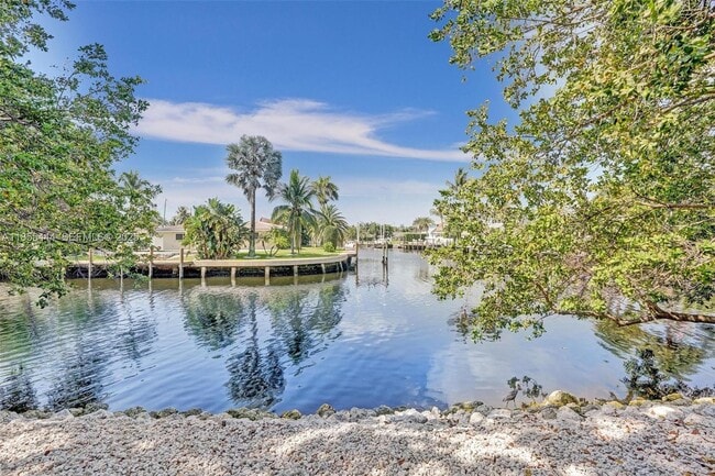 Building Photo - 516 SE 1st Cir