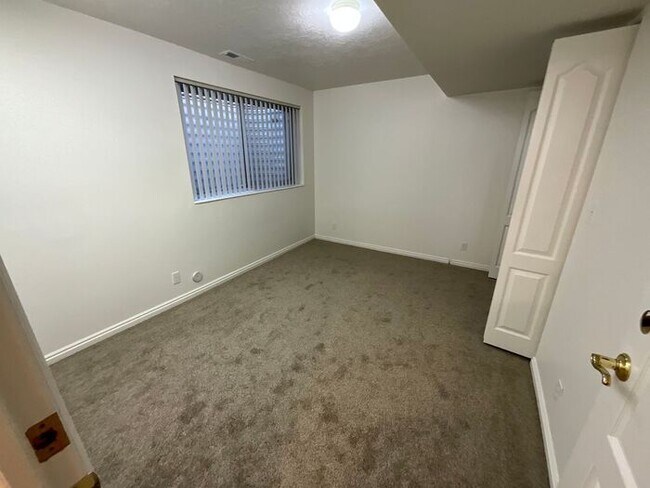 Building Photo - 4 bdrm 3 bth Home 2 Car Garage- HOA with Pool