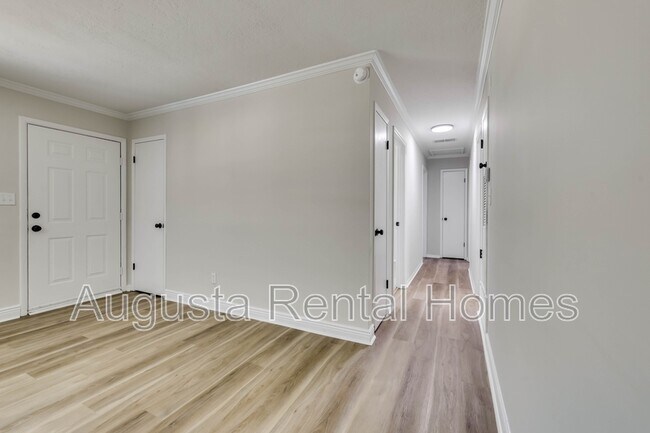 Building Photo - 2404 Southdale Dr