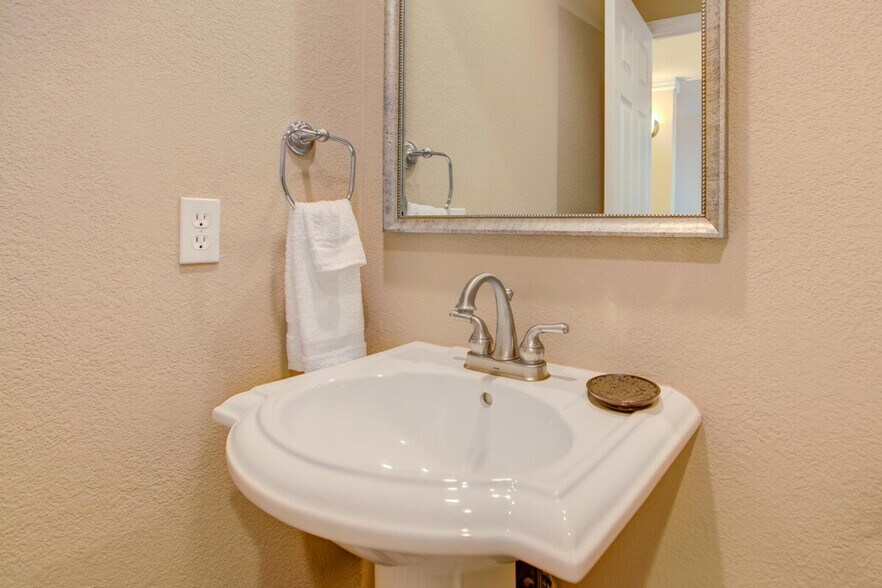 Building Photo - 2102 S Sherman St