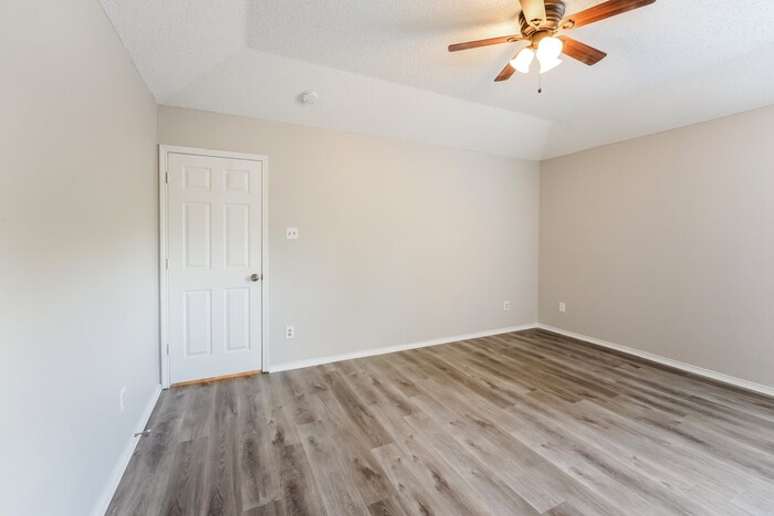 Building Photo - 1005 Meadowbend Dr