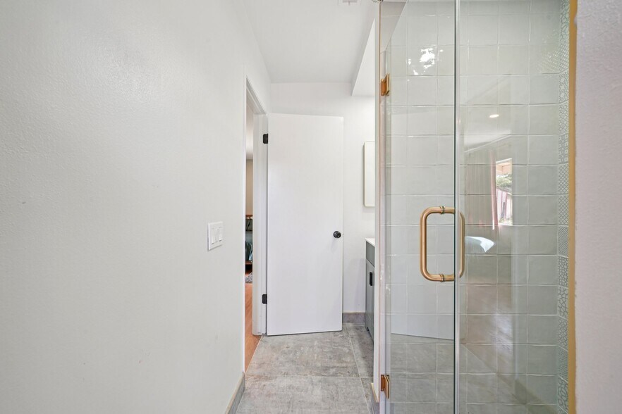 Building Photo - 1500 Country Club Dr