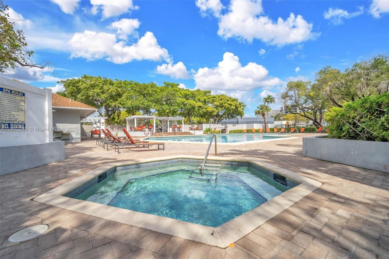 Building Photo - 1470 NE 123rd St