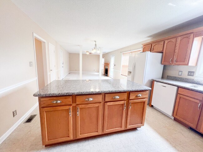 Building Photo - 3 Bedroom 2 1/2 Bathroom Home with fenced ...