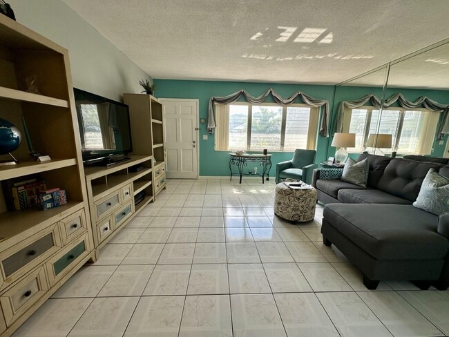 Building Photo - 1001 NE 8th Ave