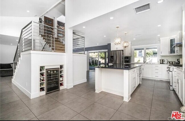 Building Photo - 6140 Rhodes Ave