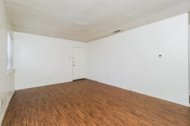 Building Photo - 323 W William Cannon Dr