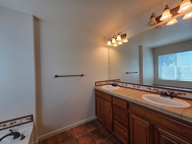 Building Photo - 3 bedroom with an extra office/den space in Modesto!