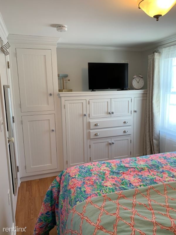 Building Photo - 2 br, 1 bath Apartment - 8 Pine Tree Avenue