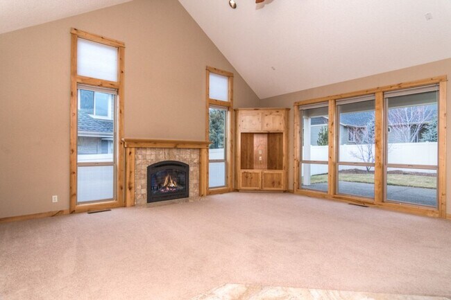 Building Photo - Award-winning, custom-built home in the highly-desired Cascade View Estates