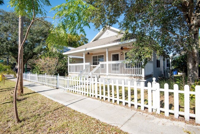 Primary Photo - Beautiful 3 / 2 single family home across ...