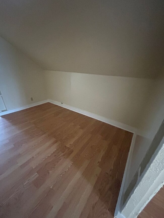 Building Photo - 4 bedroom and 1.5 bathroom