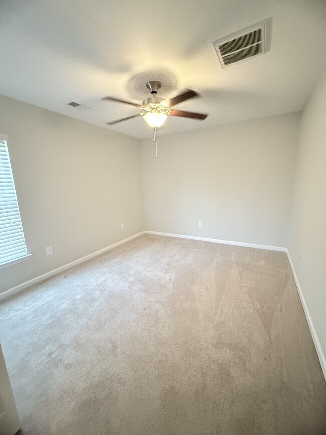 Building Photo - 220 Machrie Lp