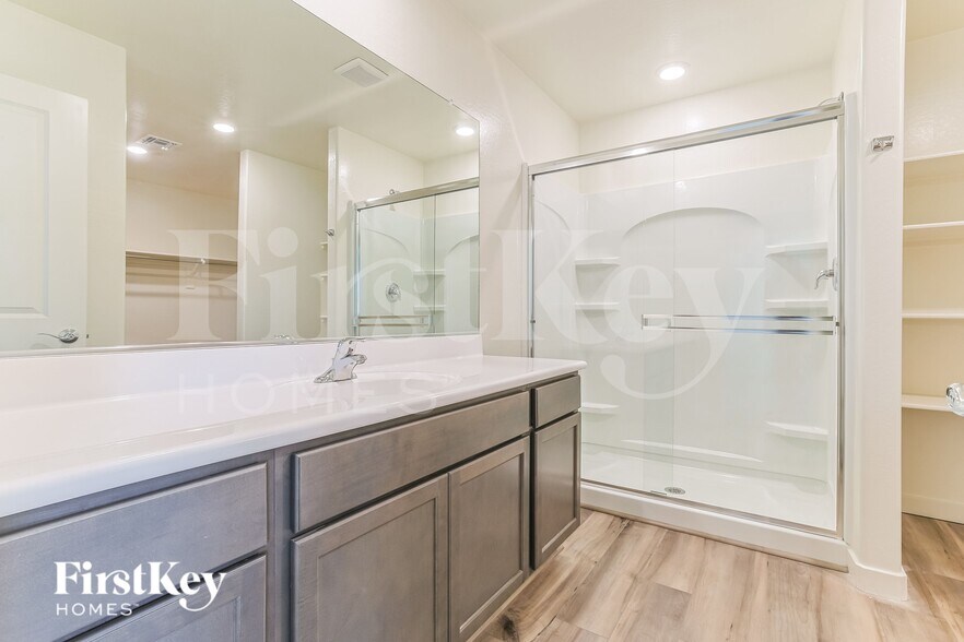 Building Photo - 1067 W 20th St