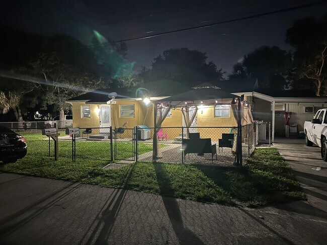 Building Photo - 930 Flamingo Dr