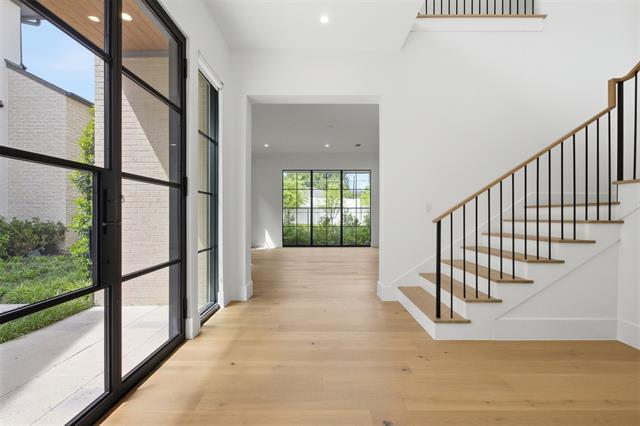 Building Photo - 9855 Kingsway Ave