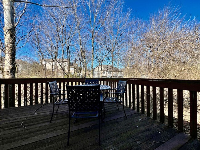 Building Photo - Great corporate furnished rental- close to everything.