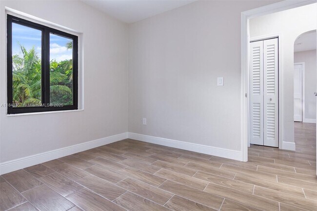 Building Photo - 1136 SW 12th Ct