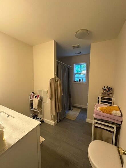 Upstairs Bathroom - 657 Home Avenue SE