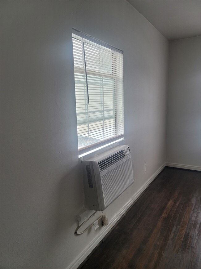 Building Photo - 1914 Binz St