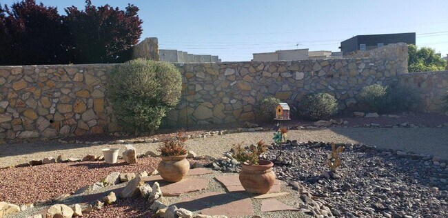 Building Photo - Beautiful Home in Sonoma Ranch with Amazin...