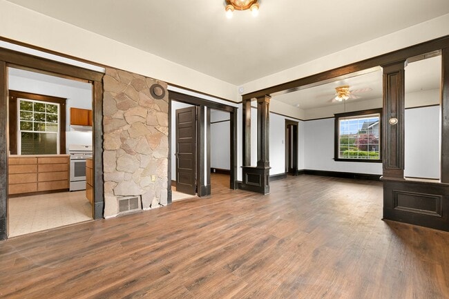 Building Photo - Large Single Family home with Bonus Room!