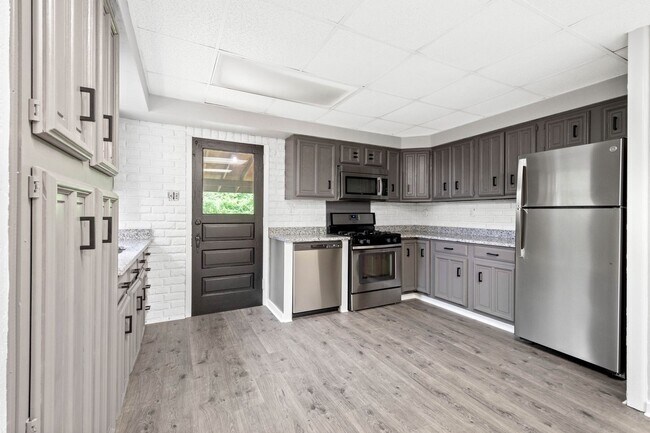 Building Photo - Stunning 3 bedroom home in Carrick available May 15!