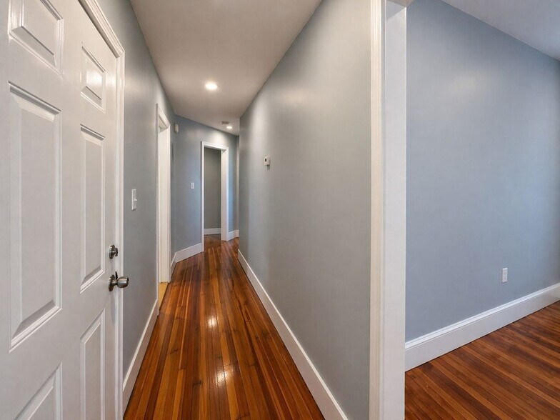 Building Photo - 9 Nightingale St