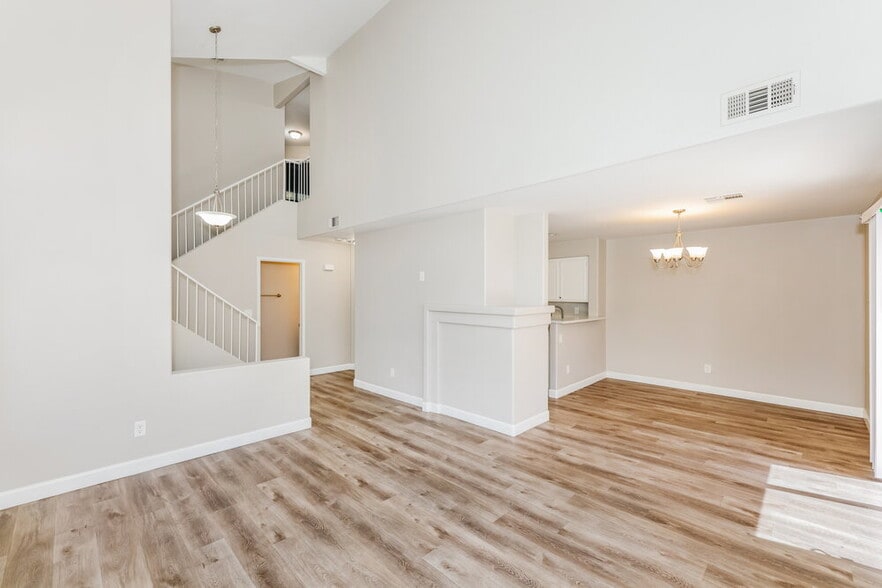 Building Photo - 2385 Cliffwood Dr