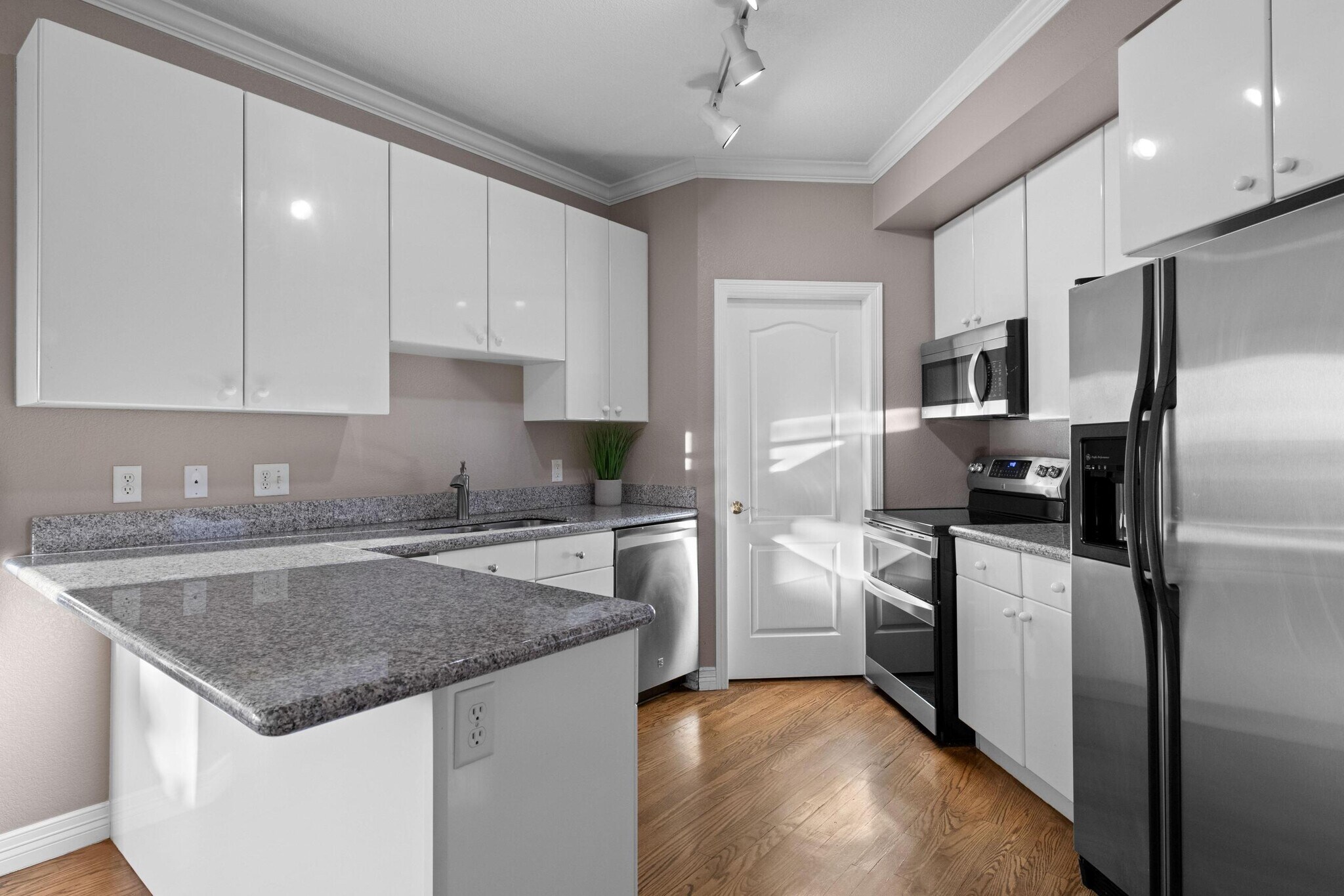 Building Photo - 111 S Monroe St