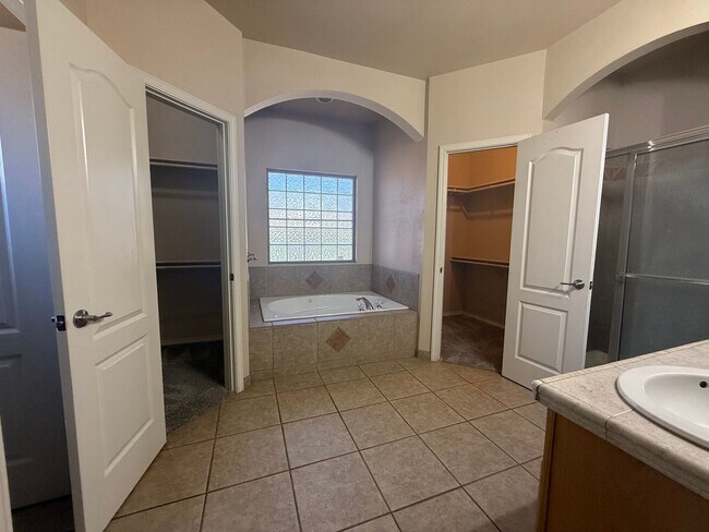 Building Photo - 917 Playa Azul St